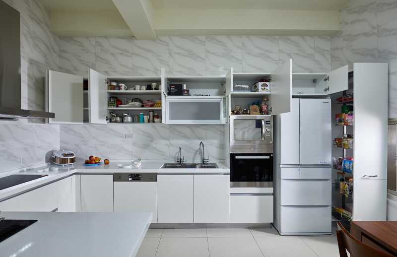 廚房收納規劃 | 隱藏式收納櫃，讓烹飪空間寬敞舒適